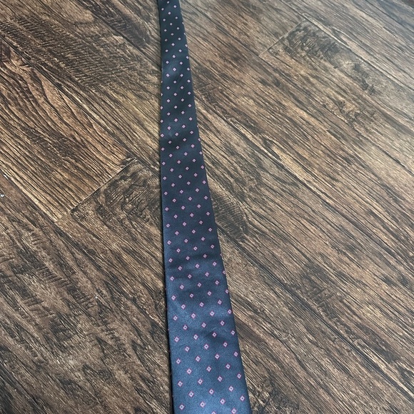 Van Heusen Black and Red Classic Tie - Picture 1 of 2